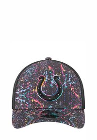 Casquette noire avec un motif de taches colorées et un logo de fer à cheval brodé en évidence. Elle possède une visière courbée et un dos ajustable.