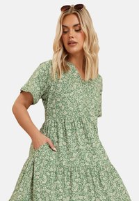 Yours Clothing FLORAL TIERED  - Vardagsklänning - light green