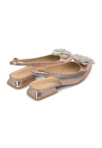 Różowe złote buty slingback z błyszczącego satynowego materiału, kwadratowym obcasem i dekoracyjnymi, koralikowymi akcentami kwiatowymi na palcach.
