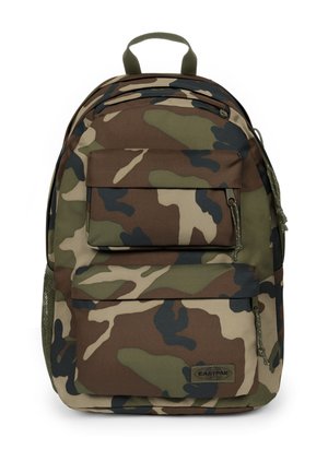 Sac à dos à motif camouflage avec deux poches frontales zippées, une poche latérale en mesh, une poignée supérieure et un patch logo Eastpak près du bas.