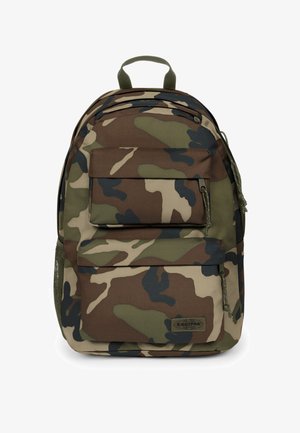 Sac à dos à motif camouflage avec deux poches frontales zippées, une poche latérale en mesh, une poignée supérieure et un patch logo Eastpak près du bas.