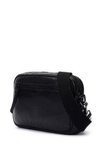 Schwarze Leder-Crossbody-Tasche mit rechteckiger Form, vorderer Reißverschlusstasche und verstellbarem Stoffgurt. Glatte Textur mit minimalistischen Hardware-Akzenten.