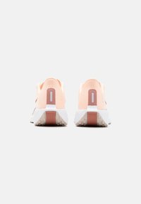 Nike Performance PEGASUS PLUS - Utcai futócipők - crimson tint/white/pure platinum/red stardust/vast grey