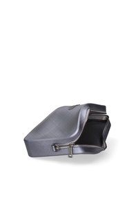 Pochette triangolare grigia con cerniera, leggermente aperta, che mostra la fodera interna. Design semplice e moderno su sfondo bianco.
