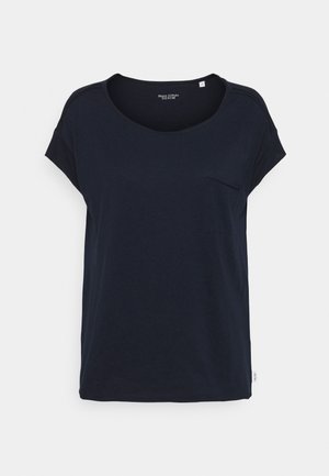Camiseta azul marino de manga corta con escote redondeado y pequeño bolsillo en el pecho, presentada sobre un fondo claro liso.