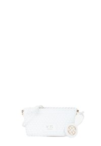 Borsa in pelle intrecciata bianca dalla forma rettangolare, chiusura con zip in metallo dorato e un ciondolo rotondo decorato con un design a foro.