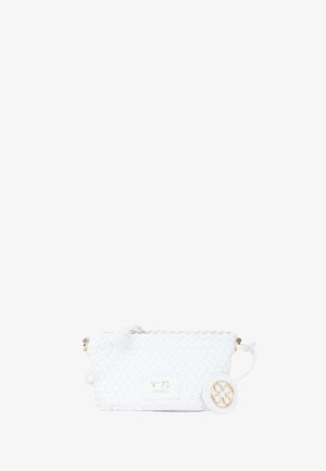 Witte geweven leren tas met een rechthoekige vorm, gouden hardware ritssluiting en een ronde charm accent met een uitgesneden ontwerp.