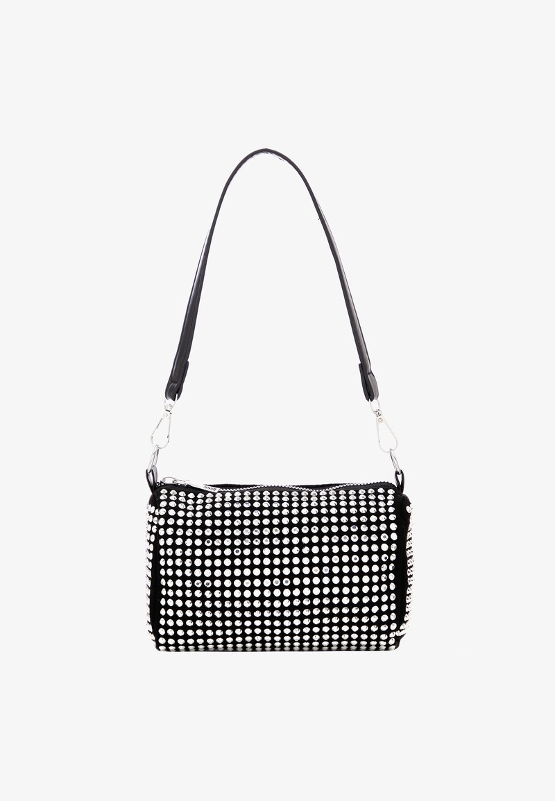 Sac à main noir de forme cylindrique, orné de clous métalliques argentés, doté d'une bandoulière noire amovible et d'une fermeture éclair.