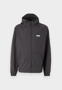 Veste noire zippée avec capuche, poignets élastiques, poches avant, et un petit logo rectangulaire blanc sur la poitrine.