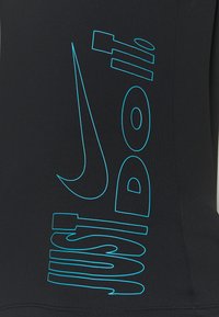 Slogan de Nike Just Do It en letras delgadas de contorno azul con un swoosh de Nike azul sobre tela negra.