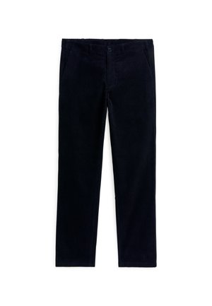 Navyfarbene Cordhosen mit geradem Bein, ausgestattet mit Fronttaschen und einem Knopfverschluss. Strukturierter Stoff mit sichtbaren Rippungen.