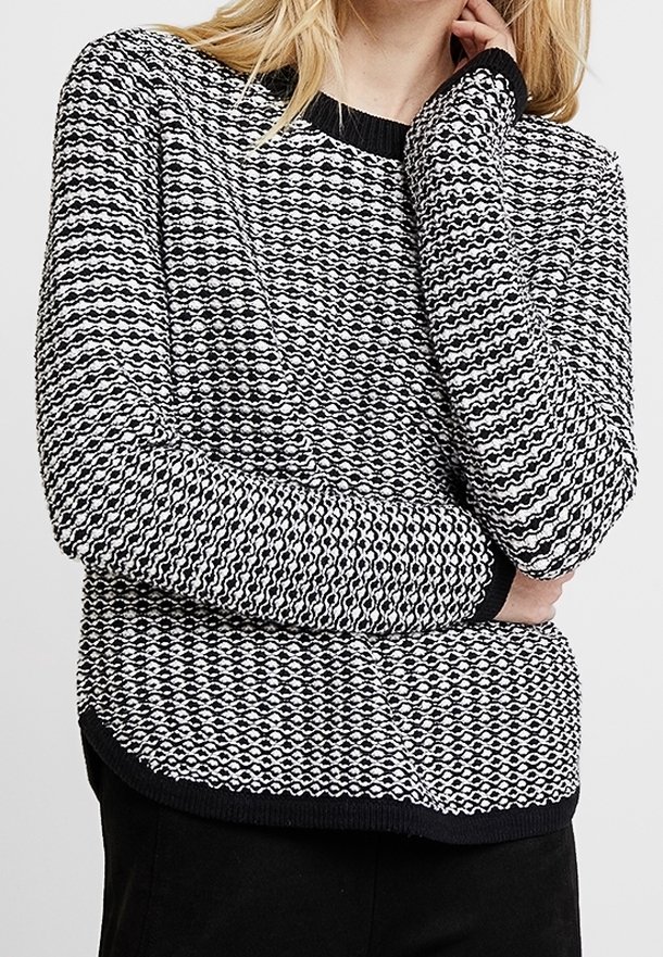 Pullover mit einem schwarz-weißen texturierten Strickmuster, rundem Halsausschnitt und gerippten Bündchen und Saum. Hat eine lockere Passform und ein modernes Design.