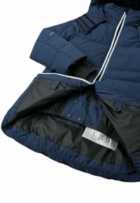 Dunkelblaue Steppjacke mit Reißverschluss vorne, elastischem Bund und schwarer Fütterung. Zu den Besonderheiten gehören Klettverschluss-Akzente an den Schultern und ein Pflegeetikett.
