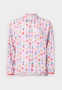 Blusa rosa chiaro con motivo floreale che presenta fiori rossi, gialli e blu, volti sorridenti e un design frontale con bottoni. Maniche lunghe con dettagli rossi.