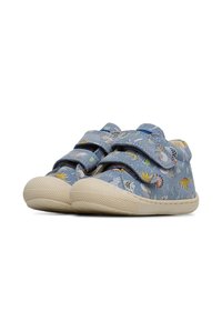 Blå kanvas babyskor med dinosaurmotiv, som har två kardborreband och en strukturerad gummisul för bra grepp.