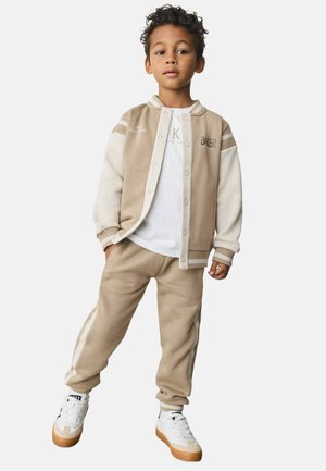 REGULAR FIT - VARSITY JOGGERS SET - Trainingsanzug - stone
