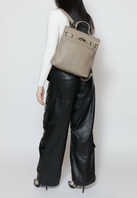 Roberta Rossi CONVERTIBLE INTO - Rugzak - taupe