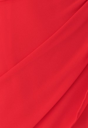 Rode chiffon stof met een gladde textuur, met gedrapeerde secties die een gelaagd effect creëren.