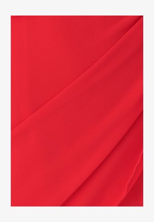 Rode chiffon stof met een gladde textuur, met gedrapeerde secties die een gelaagd effect creëren.