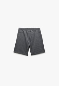 Graue sportliche Shorts aus weichem, dehnbarem Material. Verfügt über einen elastischen Bund und ein einfaches, schlankes Design ohne sichtbare Beschläge.