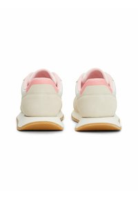 Zapatillas blancas y rosas de perfil bajo, con parte superior de ante y sintético, cuello acolchado y suela de goma con un patrón de agarre texturizado.