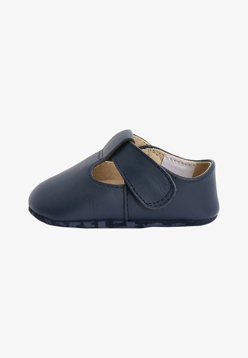 Marineblauwe babyschoen met zachte zool en brede klittenbandsluiting, ontworpen voor eenvoudig sluiten en comfort.