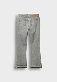 Jean en denim gris vu de dos avec deux poches arrière, passants de ceinture, une étiquette en cuir sur la ceinture et des ourlets effilochés.