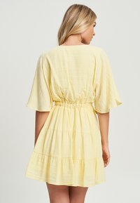 TUSSAH ISSY MINI - Cocktailkleid/festliches Kleid - pastel yellow