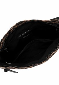 Braun und schwarz gemusterte Tasche mit einem Reißverschluss. Weiches Innenfutter mit einem einzelnen Fach. Keine sichtbaren Marken im Inneren.
