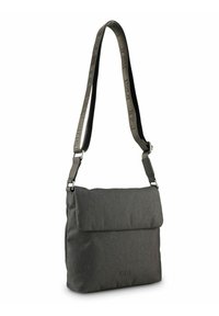 Bolsa de hombro de tela gris con una solapa plegable, correa ajustable y detalle del logo en la parte frontal. Textura suave y diseño minimalista.