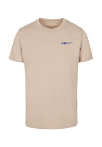 Beige puuvillane T-särk ümmarguse kaelusega ja lühikeste varrukatega. Vasakul pool on sinine tekst "DIE FLIPPERS" tikandina. Lihtne disain.