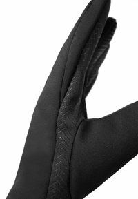 Schwarzer Handschuh mit einer strukturierten Griffzone, einer glatten äußeren Schicht und einem geschwungenen Design für eine ergonomische Passform.