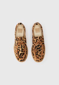 Leopardmønster slip-on sko med en myk, teksturert finish, kontrasterende brune detaljer og en polstret såle. Merkelappen synlig inni.