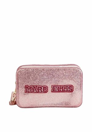 Sac bandoulière rectangulaire rose pailleté Marc Ellis avec fermeture éclair dorée et bandoulière amovible, logo brodé en lettres rouges épaisses sur le devant.