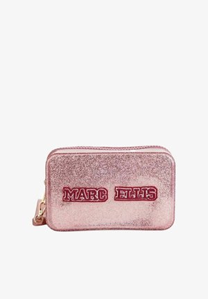 Sac bandoulière rectangulaire rose pailleté Marc Ellis avec fermeture éclair dorée et bandoulière amovible, logo brodé en lettres rouges épaisses sur le devant.