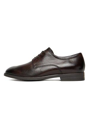 Zapato de vestir para hombre de cuero marrón oscuro con cordones cerrados, tacón bajo y acabado pulido liso, mostrado de perfil.