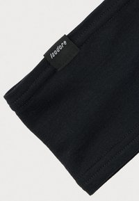Czarny materiałowy komin o gładkiej fakturze, z naszytą czarną metką z białym tekstem. Prosty, nieozdobiony design.