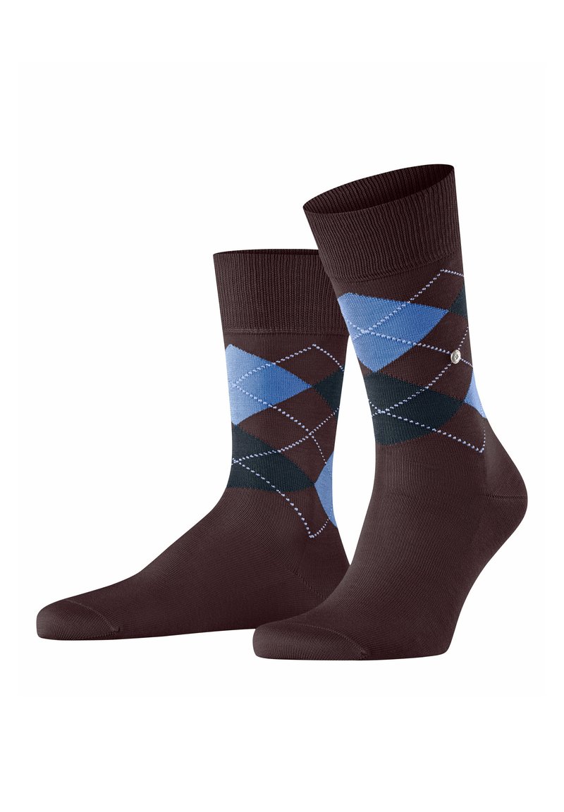 Chaussettes marron foncé avec un motif argyle, présentant des diamants bleus, bleu foncé et noirs, rehaussées d'accents bleu clair et blanc.