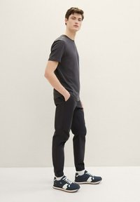 TOM TAILOR DENIM Pantalones - coal grey
