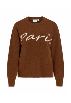 Bruine gebreide trui met een ronde hals en lange mouwen. Aan de voorkant staat het woord "Paris" in witte, pluizige letters. Zachte textuur.