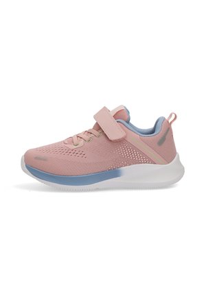 Zapatilla deportiva de malla rosa claro con forro azul, suela blanca y azul, cierre con cordones y correa de velcro, lengüeta lateral.
