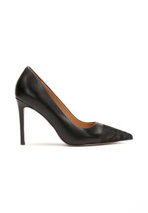 Décolleté nera in pelle con tacco alto, punta affusolata, accentuata da un tessuto nero testurizzato sulla punta e un elegante tacco a stiletto.