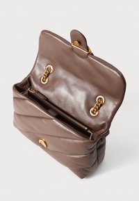 Καφέ δερμάτινη τσάντα χειρός με χρυσές λεπτομέρειες, ραμμένη υφή, διπλό κλείσιμο με κουμπί και εσωτερική τσέπη με φερμουάρ. Η ανοιχτή άποψη αποκαλύπτει τις εσωτερικ�ές λεπτομέρειες.