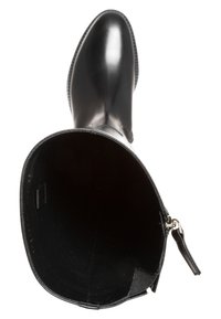 Bota alta de cuero negro con un exterior liso, puntera redonda y detalle de cremallera interior. El interior está forrado, mostrando un diseño minimalista.