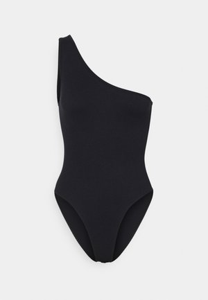 Jednoczęściowy czarny strój kąpielowy na jedno ramię, charakteryzujący się eleganckim wzornictwem, wysokimi cięciami nogawek oraz gładką fakturą. Brak widocznych dodatkowych elementów ozdobnych lub wzorów.