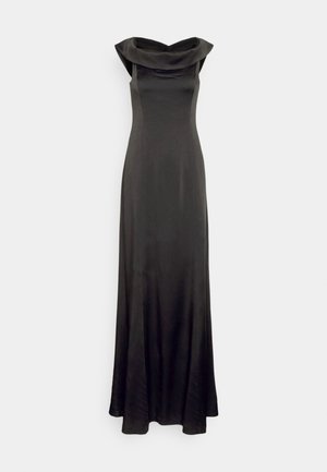 Abito da sera lungo in satin nero con scollatura off-the-shoulder e corpetto aderente, esposto su uno sfondo chiaro e semplice.