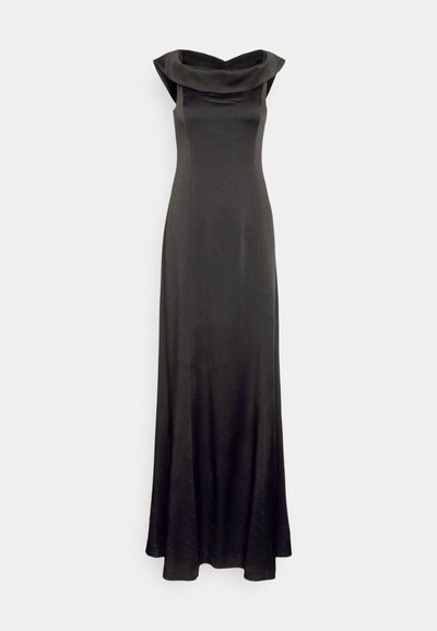 Abito da sera lungo in satin nero con scollatura off-the-shoulder e corpetto aderente, esposto su uno sfondo chiaro e semplice.