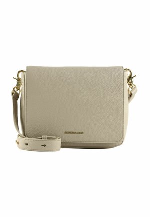 Sac bandoulière en cuir beige avec fermeture à rabat, bandoulière réglable et garnitures dorées sur fond blanc.