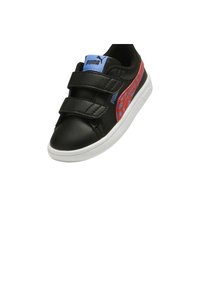 Sneaker in pelle nera con accenti rossi e blu, dotato di due cinturini in Velcro e una suola in gomma bianca. Logo Puma sulla linguetta.