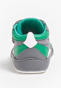 Szare i zielone syntetyczne skórzane buty z wyściełanym kołnierzem, białym akcentem, gładką teksturą i zaokrąglonym designem tylnej części.
